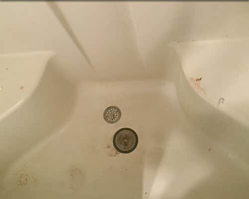 Waschbecken vorher mit Ablagerungen